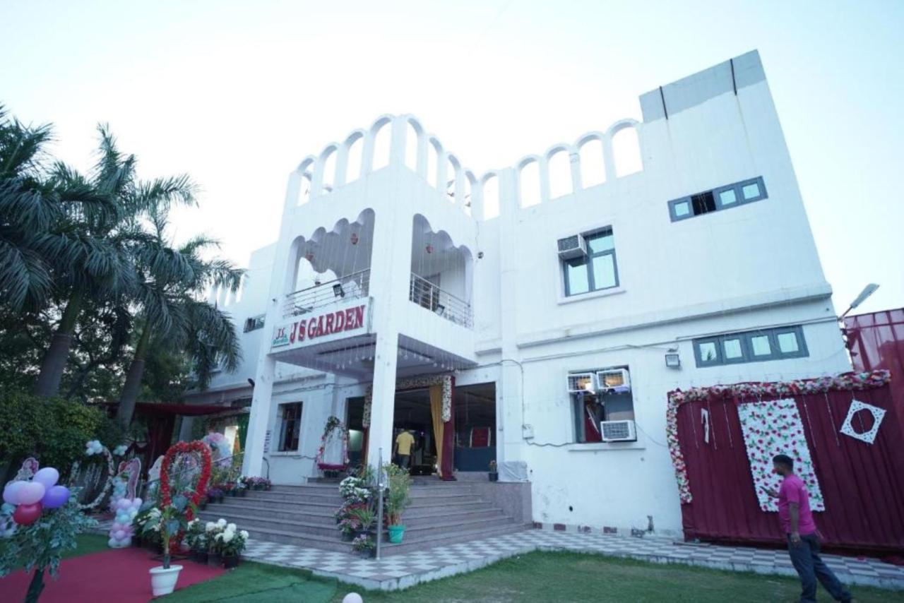 Deluxe Room Sec 132 Near Paras Mall Noida Luaran gambar